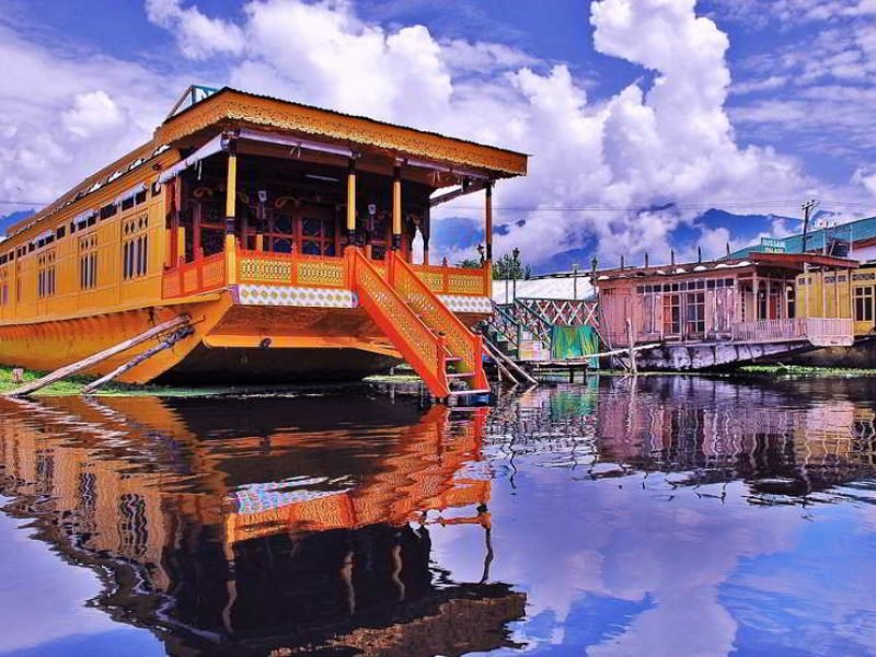 Splendid Kashmir Vacation Tour Package for 6 Nights 7 Days